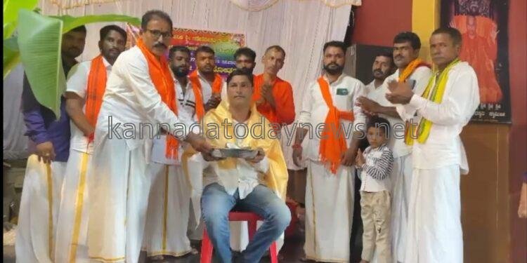 ವಿಶ್ವ ಕನ್ನಡ ಸೇವಾ ರತ್ನ ರಾಷ್ಟ್ರ ಪ್ರಶಸ್ತಿ ಪುರಸ್ಕೃತ ಸಾಮಾಜಿಕ ಹೋರಾಟಗಾರ ಶ್ರೀ ಈರ ನಾಯ್ಕ್ ಚೌತನಿ ಅವರಿಗೆ ಶ್ರೀ ಕುದುರೇಬಿರಪ್ಪ ಯುವಕ ಸಂಘದಿಂದ ಸನ್ಮಾನ