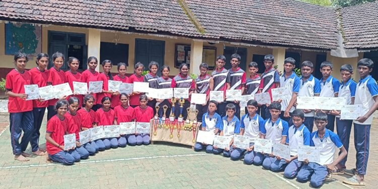 ಶಿರಾಲಿ ವಲಯ ಮಟ್ಟದ ಪ್ರೌಢಶಾಲಾ ಕ್ರೀಡಾಕೂಟದಲ್ಲಿ ಸರಕಾರಿ ಪ್ರೌಢ ಶಾಲೆ ತೆಂಗಿನ ಗುಂಡಿ ಗೆ ವೀರಾ ಗ್ರಣಿ ಪ್ರಶಸ್ತಿ