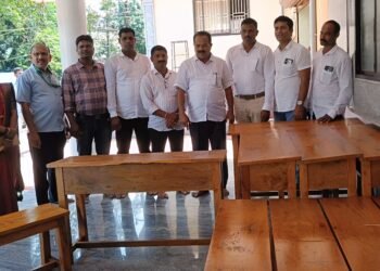 ವ್ಯವಸಾಯ ಸೇವಾ ಸಹಕಾರಿ ಸಂಘ ಭಟ್ಕಳ ವತಿಯಿಂದ ಭಟ್ಕಳದ ಚೌತನಿ ಸರ್ಕಾರಿ ಪ್ರಾಥಮಿಕ ಶಾಲೆಗೆ 5 ಡೆಸ್ಕ್ ಮತ್ತು ಬೆಂಚ ದೇಣಿಗೆಯಾಗಿ ವಿತರಣೆ