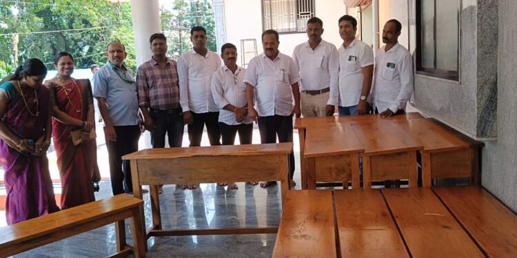 ವ್ಯವಸಾಯ ಸೇವಾ ಸಹಕಾರಿ ಸಂಘ ಭಟ್ಕಳ ವತಿಯಿಂದ ಭಟ್ಕಳದ ಚೌತನಿ ಸರ್ಕಾರಿ ಪ್ರಾಥಮಿಕ ಶಾಲೆಗೆ 5 ಡೆಸ್ಕ್ ಮತ್ತು ಬೆಂಚ ದೇಣಿಗೆಯಾಗಿ ವಿತರಣೆ