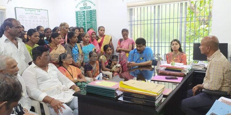 ಅರಣ್ಯವಾಸಿಗಳೊಂದಿಗೆ ಅರಣ್ಯವಾಸಿಗಳ ಚರ್ಚೆ:ಅರಣ್ಯ ಸಿಬ್ಬಂದಿಗಳ ಕಾನೂನು ಭಾಹಿರ ಕೃತ್ಯಕ್ಕೆ ತೀವ್ರ ಆಕ್ರೋಶ:ಲಿಖಿತ ಉತ್ತರಕ್ಕೆ ಒಂದು ವಾರ ಗಡವು.