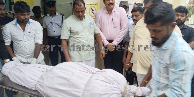 ಅಂಕೋಲಾ ತಾಲೂಕಿನ ಶಿರೂರಿನಲ್ಲಿ ನಡೆದ ಗುಡ್ಡಕುಸಿತದಿಂದ ಮೃತಪಟ್ಟ ಕೇರಳ ಮೂಲದ ಅರ್ಜುನರ ಶವ ಜಿಲ್ಲಾಡಳಿತ ದಿಂದ ಇಂದು ಕುಟುಂಬ ಕ್ಕೆ ಹಸ್ತಾಂತರ