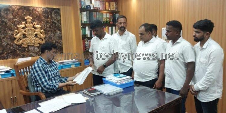 ಒಂದು ದಶಕದಿಂದ ಭಟ್ಕಳದಲ್ಲಿ ಬೀಡು ಬಿಟ್ಟಿರುವ ಸರ್ಕಾರಿ ನೌಕರರ ವರ್ಗಾವಣೆ ಗೆ ಆಗ್ರಹಿಸಿ ರಾಜ್ಯ ಮಾಹಿತಿ ಹಕ್ಕು ಮತ್ತು ಸಾಮಾಜಿಕ ಕಾರ್ಯಕರ್ತರ ವೇದಿಕೆಯಿಂದ ಮನವಿ.