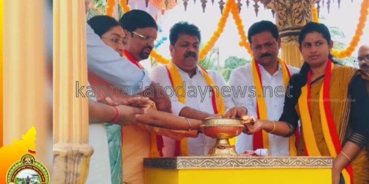 ಡಿಸೆಂಬರ್ 20 ರಿಂದ 22 ರವರೆಗೆ ಮಂಡ್ಯ ಜಿಲ್ಲೆಯಲ್ಲಿ ನಡೆಯುವ 87 ನೇ ಅಖಿಲ ಭಾರತ ಕನ್ನಡ ಸಾಹಿತ್ಯ ಸಮ್ಮೇಳನದ ಕನ್ನಡ ಜ್ಯೋತಿ ರಥಯಾತ್ರೆಗೆ ಸಿದ್ದಾಪುರ ದಲ್ಲಿ ಚಾಲನೆ ನೀಡಿದ ಸಚಿವ ಮಂಕಾಳ ಎಸ್.ವೈದ್ಯ