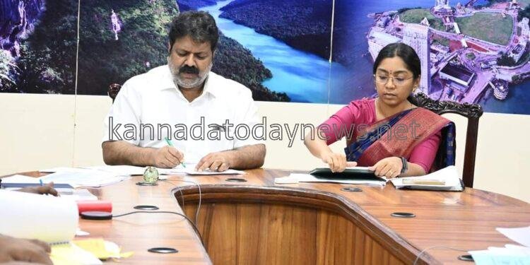 ಉತ್ತರ ಕನ್ನಡ ಜಿಲ್ಲೆಯಲ್ಲಿ ರಸ್ತೆಯಲ್ಲಿ ಬಿದ್ದಿರುವ ಗುಂಡಿಗಳನ್ನು ತಕ್ಷಣ ಮುಚ್ಚುವಂತೆ ಮಂಕಾಳ ವೈದ್ಯ ಅಧಿಕಾರಿಗಳಿಗೆ ಸೂಚನೆ