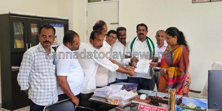 ಕೇಂದ್ರ ಸಚಿವರಾಗಿರುವ *ಸನ್ಮಾನ್ಯ ಶ್ರೀ ಹೆಚ್.ಡಿ ಕುಮಾರಸ್ವಾಮಿ* ರವರ ಬಗ್ಗೆ ಕೆಟ್ಟ ಪದ ಬಳಕೆ ಮಾಡಿರುವ ಕರ್ನಾಟಕ ಲೋಕಾಯುಕ್ತ ವಿಶೇಷ ತನಿಖಾದಳದ ಮುಖ್ಯಸ್ಥರಾಗಿರುವ ಎಡಿಜಿಪಿ ಎಮ್. ಚಂದ್ರಶೇಖರ್ ಅಮಾನತಿಗೆ ಆಗ್ರಹಿಸಿ ಭಟ್ಕಳ ತಾಲೂಕ ಜೆಡಿಎಸ್ ಘಟಕದಿಂದ ಮನವಿ