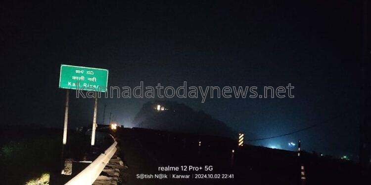 ಕಾರವಾರ ನಗರದ ಹೊರವಲಯದಲ್ಲಿರುವ ಕಾಳಿ ಸೇತುವೆಯ ಮೇಲಿನ ಬೀದಿ ದೀಪಗಳನ್ನು ಕೂಡಲೇ ದುರಸ್ತಿ ಮಾಡಲು ಜಿಲ್ಲಾಧಿಕಾರಿಗಳಿಗೆ ಕರ್ನಾಟಕ ರಕ್ಷಣಾ ವೇದಿಕೆ ಕಾರವಾರ ನಗರ ಘಟಕ ಅಧ್ಯಕ್ಷರಾದ ರಾಜಾ ನಾಯ್ಕ ಮನವಿ