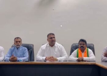 ಮಂಕಾಳ ವೈದ್ಯರೇ ಭಟ್ಕಳ -ಹೊನ್ನಾವರ ವಿಧಾನಸಭಾ ಕ್ಷೇತ್ರದಲ್ಲಿ ಮರಳಿನ ಅಭಾವದ ಸಮಸ್ಯೆ ಪರಿಹಾರ ಮಾಡಿ ಇಲ್ಲವಾದರೆ ಶಾಸಕ ಸ್ಥಾನಕ್ಕೆ ರಾಜೀನಾಮೆ ನೀಡಿ ಗೌರವ ಕಾಪಾಡಿಕೊಳ್ಳಿ, ಕ್ಷೇತ್ರದ ಸಮಸ್ಯೆ ಬಗೆಹರಿಸಲು ನಾವು ಸಿದ್ಧರಿದ್ದೇವೆ -ಮಾಜಿ ಶಾಸಕ ಸುನೀಲ್ ನಾಯ್ಕ್ ಗುಡುಗು