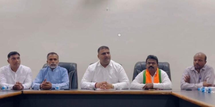 ಮಂಕಾಳ ವೈದ್ಯರೇ ಭಟ್ಕಳ -ಹೊನ್ನಾವರ ವಿಧಾನಸಭಾ ಕ್ಷೇತ್ರದಲ್ಲಿ ಮರಳಿನ ಅಭಾವದ ಸಮಸ್ಯೆ ಪರಿಹಾರ ಮಾಡಿ ಇಲ್ಲವಾದರೆ ಶಾಸಕ ಸ್ಥಾನಕ್ಕೆ ರಾಜೀನಾಮೆ ನೀಡಿ ಗೌರವ ಕಾಪಾಡಿಕೊಳ್ಳಿ, ಕ್ಷೇತ್ರದ ಸಮಸ್ಯೆ ಬಗೆಹರಿಸಲು ನಾವು ಸಿದ್ಧರಿದ್ದೇವೆ -ಮಾಜಿ ಶಾಸಕ ಸುನೀಲ್ ನಾಯ್ಕ್ ಗುಡುಗು