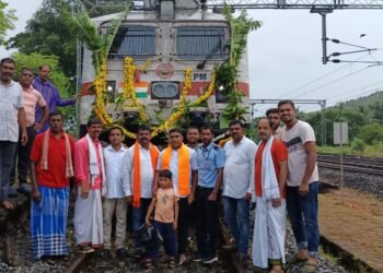 ಮುರ್ಡೇಶ್ವರದಿಂದ ತಿರುಪತಿಗೆ ಸಂಪರ್ಕ ಕಲ್ಪಿಸುವ ವಿಶೇಷ ರೈಲು ಇಂದಿನಿಂದ ಪ್ರಾರಂಭವಾಗಿದ್ದು ಭಟ್ಕಳದಲ್ಲಿ ಕೊಂಕಣ ರೈಲ್ವೇ ಹೋರಾಟ ಸಮಿತಿಯ ಸದಸ್ಯರು ಮತ್ತು ಭಾರತೀಯ ಜನತಾ ಪಕ್ಷ ಭಟ್ಕಳ ಮಂಡಲದ ಪದಾಧಿಕಾರಿಗಳಿಂದ ಸ್ವಾಗತ