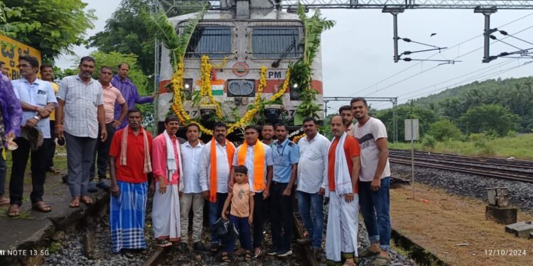 ಮುರ್ಡೇಶ್ವರದಿಂದ ತಿರುಪತಿಗೆ ಸಂಪರ್ಕ ಕಲ್ಪಿಸುವ ವಿಶೇಷ ರೈಲು ಇಂದಿನಿಂದ ಪ್ರಾರಂಭವಾಗಿದ್ದು ಭಟ್ಕಳದಲ್ಲಿ ಕೊಂಕಣ ರೈಲ್ವೇ ಹೋರಾಟ ಸಮಿತಿಯ ಸದಸ್ಯರು ಮತ್ತು ಭಾರತೀಯ ಜನತಾ ಪಕ್ಷ ಭಟ್ಕಳ ಮಂಡಲದ ಪದಾಧಿಕಾರಿಗಳಿಂದ ಸ್ವಾಗತ