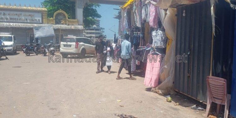 ಮುರ್ಡೇಶ್ವರ ದೇವಸ್ಥಾನದ ನಿರ್ಗಮನ ದ್ವಾರದ ಗೂಡಂಗಡಿ ಸ್ಥಳಾಂತರ ಮಾಡುವಂತೆ ಮುರುಡೇಶ್ವರ ರಿಕ್ಷಾ ಚಾಲಕ ಮತ್ತು ಮಾಲಕರ ಸಂಘದ ಅಧ್ಯಕ್ಷ ಶ್ರೀಧರ್ ನಾಯ್ಕ್ ಆಗ್ರಹ