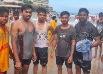 ಮುರುಡೇಶ್ವರದ ಸಮುದ್ರ ತೀರದಲ್ಲಿ ಈಜಲು ಹೋಗಿ ಸಮುದ್ರ ಪಾಲಾಗುತಿದ್ದ ಬೆಂಗಳೂರು ಮೂಲದ ಯುವಕನ ರಕ್ಷಣೆ ಮಾಡಿದ ಲೈಫ್ ಗಾರ್ಡ್ ಸಿಬ್ಬಂದಿಗಳು