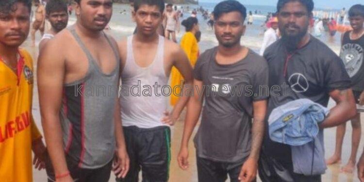 ಮುರುಡೇಶ್ವರದ ಸಮುದ್ರ ತೀರದಲ್ಲಿ ಈಜಲು ಹೋಗಿ ಸಮುದ್ರ ಪಾಲಾಗುತಿದ್ದ ಬೆಂಗಳೂರು ಮೂಲದ ಯುವಕನ ರಕ್ಷಣೆ ಮಾಡಿದ ಲೈಫ್ ಗಾರ್ಡ್ ಸಿಬ್ಬಂದಿಗಳು