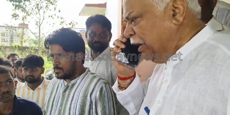 ನಾನು ಬಂದರು ನೀನು ಬಂದಿಲ್ಲ, ನಾನೇನು ದನಾ ಕಾಯಲು ಬಂದೆನಿ ಅಂತಾ ತಿಳಿದಿಯಾ ?ಎಂದು ಮಂಡಗೋಡ್ ತಹಸಿಲ್ದಾರ್ ಶಂಕರ ಗೌಡಿಗೆ ದೂರವಾಣಿಯ ಮೂಲಕ ಆವಾಜ್ ಹಾಕಿದ ಆಡಳಿತ ಸುಧಾರಣಾ ಆಯೋಗದ ಅಧ್ಯಕ್ಷ ಆರ್.ವಿ.ದೇಶಪಾಂಡೆ