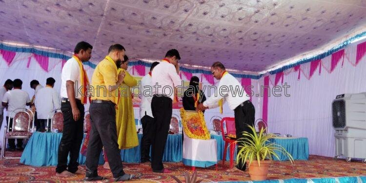 ಕನ್ನಡಾಂಬೆಯ ಭಾವಚಿತ್ರಕ್ಕೆ ಪುಷ್ಪ ನಮನ ಸಲ್ಲಿಸಲು ನಿರಾಕರಿಸಿ ಕನ್ನಡಾಂಬೆಗೆ ಅವಮಾನ ಮಾಡಿದ ಭಟ್ಕಳದ ಜಾಲಿ ಪಟ್ಟಣ ಪಂಚಾಯತ ಅಧ್ಯಕ್ಷೆ