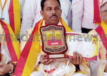 ಭಟ್ಕಳ ತಾಲೂಕ ಪತ್ರಕರ್ತರ ಸಂಘದ ಅಧ್ಯಕ್ಷರಾದ *ಶ್ರೀ ವಿಷ್ಣುದೇವಡಿಗ ಅವರಿಗೆ ತಾಲ್ಲೂಕು ಮಟ್ಟದ ಕನ್ನಡ ರಾಜ್ಯೋತ್ಸವದ ಪ್ರಶಸ್ತಿ*