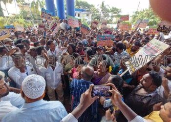 ಮರಳು ಸಮಸ್ಯೆ ವಿರುದ್ಧ ಸಿಡಿದೆದ್ದ ಕೂಲಿ ಕಾರ್ಮಿಕರಿಂದ ಭಟ್ಕಳದಲ್ಲಿ ಬ್ರಹತ ಪ್ರತಿಭಟನೆ