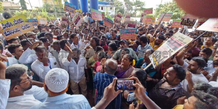 ಮರಳು ಸಮಸ್ಯೆ ವಿರುದ್ಧ ಸಿಡಿದೆದ್ದ ಕೂಲಿ ಕಾರ್ಮಿಕರಿಂದ ಭಟ್ಕಳದಲ್ಲಿ ಬ್ರಹತ ಪ್ರತಿಭಟನೆ