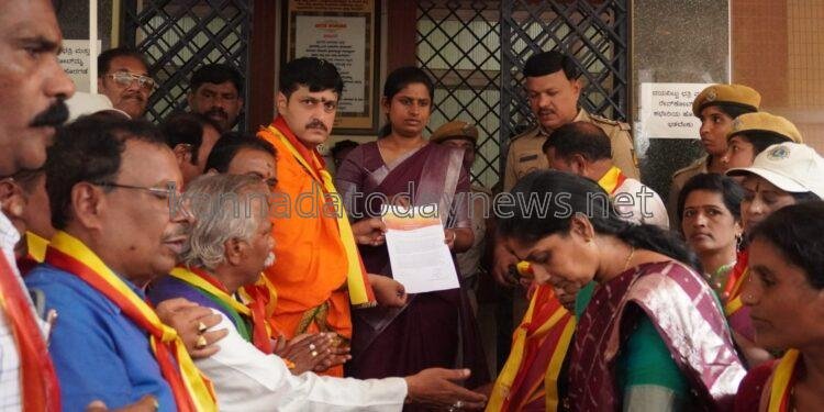 ಉತ್ತರ ಕನ್ನಡ ಜಿಲ್ಲೆ ಇಬ್ಬಾಗ ಮಾಡಿ ಶಿರಸಿ ಪ್ರತ್ಯೇಕ ಜಿಲ್ಲೆ ಮಾಡುವಂತೆ ಆಗ್ರಹಿಸಿ ಬಿಜೆಪಿ ಮುಖಂಡ ಅನಂತ ಮೂರ್ತಿ ನೇತೃತ್ವದ ಲ್ಲಿ ಪ್ರತಿಭಟನೆ