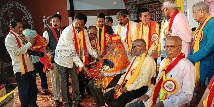 ಉತ್ತರ ಕನ್ನಡ ಜಿಲ್ಲಾ ಸಾಹಿತ್ಯ ಸಮ್ಮೇಳನದಲ್ಲಿ ಸಮಾಜಸೇವೆಗಾಗಿ ಎಂ.ಆರ್.ನಾಯ್ಕ ಅವರಿಗೆ ಸನ್ಮಾನ