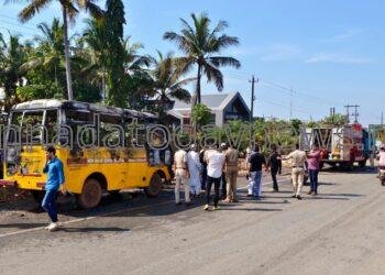 ಭಟ್ಕಳದಲ್ಲಿ ಬೆಂಕಿ ಹೊತ್ತಿಕೊಂಡು ಸುಟ್ಟು ಉರಿದ ಸ್ಕೂಲ್ ಬಸ್: ವಿದ್ಯಾರ್ಥಿಗಳ ಜೀವ ಉಳಿಸಿದ ಚಾಲಕ