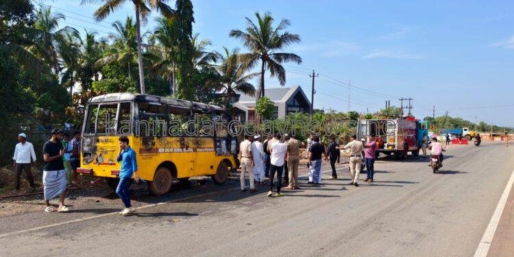 ಭಟ್ಕಳದಲ್ಲಿ ಬೆಂಕಿ ಹೊತ್ತಿಕೊಂಡು ಸುಟ್ಟು ಉರಿದ ಸ್ಕೂಲ್ ಬಸ್: ವಿದ್ಯಾರ್ಥಿಗಳ ಜೀವ ಉಳಿಸಿದ ಚಾಲಕ