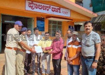 ಕುಮಟಾದ ಪತ್ರಕರ್ತ ಚರಣರಾಜ್ ನಾಯ್ಕರ ವಿರುದ್ಧ ದಾಖಲಾದ ಪ್ರಕರಣವನ್ನು ರದ್ದು ಪಡಿಸುವಂತೆ ಆಗ್ರಹಿಸಿ ಸಿದ್ದಾಪುರ ತಾಲೂಕಾ ಮಾಧ್ಯಮ ಪ್ರತಿನಿಧಿಗಳ ಸಂಘದಿಂದ ಎಸ್.ಪಿ ಗೆ ಮನವಿ