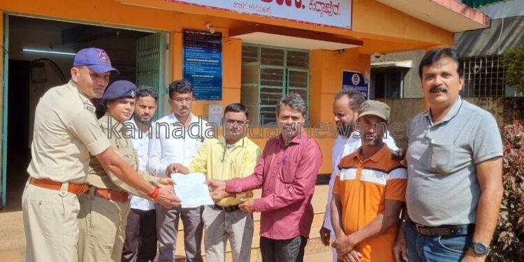 ಕುಮಟಾದ ಪತ್ರಕರ್ತ ಚರಣರಾಜ್ ನಾಯ್ಕರ ವಿರುದ್ಧ ದಾಖಲಾದ ಪ್ರಕರಣವನ್ನು ರದ್ದು ಪಡಿಸುವಂತೆ ಆಗ್ರಹಿಸಿ ಸಿದ್ದಾಪುರ ತಾಲೂಕಾ ಮಾಧ್ಯಮ ಪ್ರತಿನಿಧಿಗಳ ಸಂಘದಿಂದ ಎಸ್.ಪಿ ಗೆ ಮನವಿ