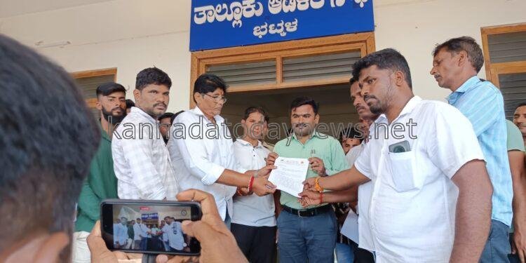 ಭಟ್ಕಳ ತಾಲೂಕು ಪಂಚಾಯತ ಕಚೇರಿ ಎದುರಿನ ಹಣ್ಣಿನ ಅಂಗಡಿ ಬೆಂಕಿ ಹಚ್ಚಿ ಸುಟ್ಟು ಹಾಕಿದ ದುಸ್ಕರ್ಮಿಗಳನ್ನು ಪತ್ತೆ ಹಚ್ಚುವಂತೆ ವಿಶ್ವ ಹಿಂದೂ ಪರಿಷತ್ತು ಭಟ್ಕಳ ಮತ್ತು ಹಿಂದೂ ಜಾಗರಣ ವೇಧಿಕೆ ಭಟ್ಕಳ ಘಟಕ ಮನವಿ