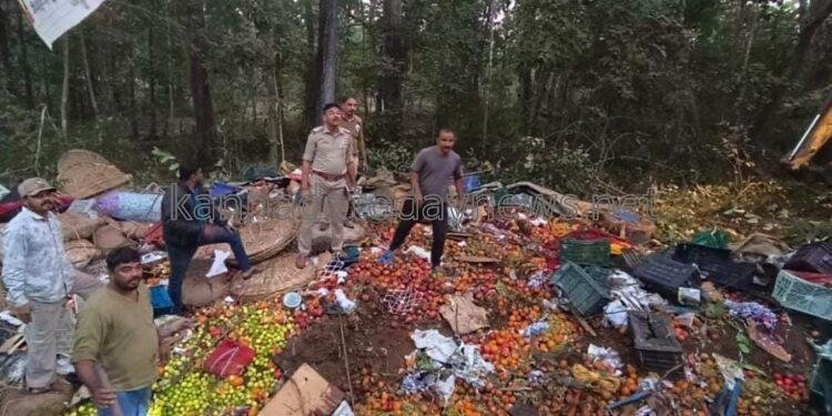 ಯಲ್ಲಾಪುರ ಅರಬೈಲ್ ಘಟ್ಟದ ಗುಳ್ಳಾಪುರ ಬಳಿ ಭೀಕರ ಅಪಘಾತ: 10 ಮಂದಿ ಸ್ಥಳದಲ್ಲೇ ಸಾವು