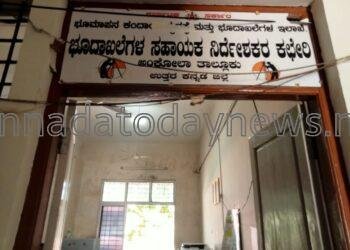 ಅಂಕೋಲಾ ತಾಲೂಕಿನ ಸರ್ವೇ ಇಲಾಖೆ ಯಲ್ಲಿ(ಎ.ಡಿ.ಎಲ್.ಆರ್ ಆಫೀಸ) ಸಾರ್ವಜನಿಕರ ಕೆಲಸಗಳು ವಿಳಂಬವೋ- ವಿಳಂಬ.*