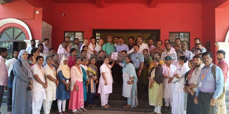 ಸರ್ಕಾರಿ ಕೆಲಸಕ್ಕೆ ಪದೇ ಪದೇ ಅಡ್ಡಿಪಡಿಸುತ್ತಿರುವ ನಕಲಿ ಪತ್ರಕರ್ತರನ್ನು ನಿಯಂತ್ರಿಸುವಂತೆ ಆಗ್ರಹಿಸಿ ಹಳಿಯಾಳ ಕರ್ನಾಟಕ ರಾಜ್ಯ ನೌಕರರ ಸಂಘದ ಮೂಲಕ ತಾಲೂಕಾ ಆಡಳಿತಕ್ಕೆ ಮನವಿ ನಿಡಿದ ಸರ್ಕಾರಿ ಅಧಿಕಾರಿಗಳು