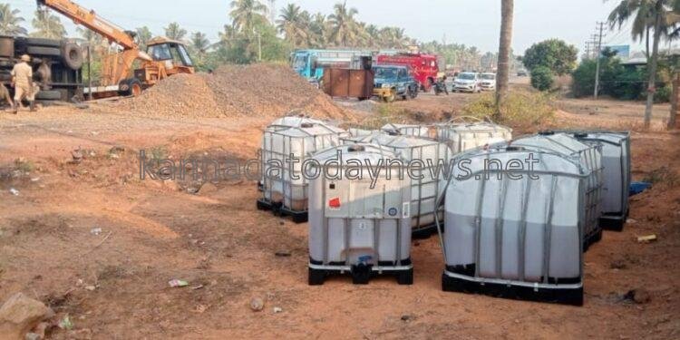 ಪುಣೆಯಿಂದ ಕೇರಳಕ್ಕೆ ಹೊರಟಿದ್ದ ಸ್ಪಿರಿಟ್ ತುಂಬಿದ ಲಾರಿ ಮುರುಡೇಶ್ವರದ  ಬಸ್ತಿ ಬಳಿ ಪಲ್ಟಿ