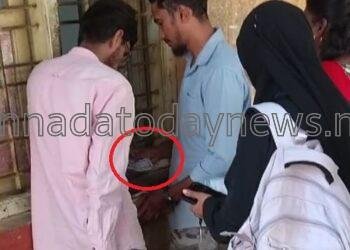 ಕಾರವಾರ ತಹಶೀಲ್ದಾರ್ ಕಚೇರಿಯ ಆಹಾರ ಇಲಾಖೆ ಸಿಬ್ಬಂದಿಯಿಂದ ಸಾರ್ವಜನಿಕ ರಿಂದ ಅಕ್ರಮವಾಗಿ ಹಣ ವಸೂಲಿ