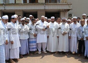 ವಕ್ಫ್ ತಿದ್ದುಪಡಿ ಮಸೂದೆಯನ್ನು ವಿರೋಧಿಸಿ ಶುಕ್ರವಾರದ ಪ್ರಾರ್ಥನೆ ವೇಳೆ ಕೈಗೆ ಕಪ್ಪು ಪಟ್ಟಿ ಧರಿಸಿ ಪ್ರತಿಭಟನೆ ನಡೆಸಿದ ಭಟ್ಕಳ ಮುಸ್ಲಿಮರು