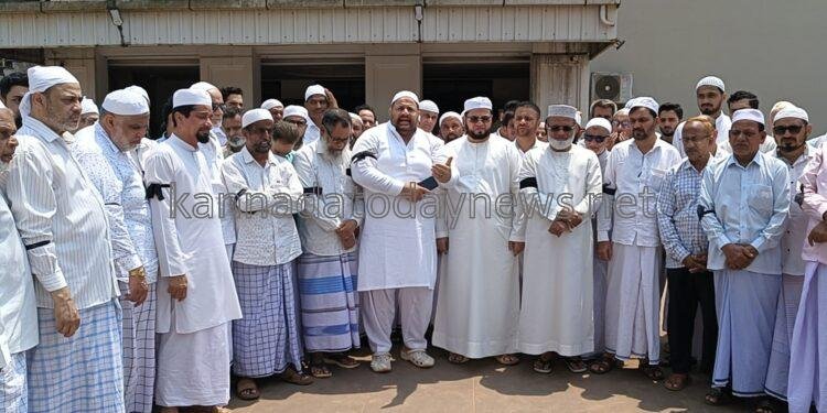 ವಕ್ಫ್  ತಿದ್ದುಪಡಿ ಮಸೂದೆಯನ್ನು  ವಿರೋಧಿಸಿ  ಶುಕ್ರವಾರದ ಪ್ರಾರ್ಥನೆ ವೇಳೆ ಕೈಗೆ ಕಪ್ಪು ಪಟ್ಟಿ ಧರಿಸಿ ಪ್ರತಿಭಟನೆ ನಡೆಸಿದ ಭಟ್ಕಳ  ಮುಸ್ಲಿಮರು