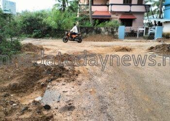 ಕಾರವಾರ ತಾಲ್ಲೂಕಿನ ಶಿರವಾಡ ಕೈಗಾರಿಕಾ ಪ್ರದೇಶದಲ್ಲಿ ಮುಖ್ಯ ರಸ್ತೆಯ ಅಂಚಿನ ಭೂಮಿಯ ಆಳದಿಂದ ಕೆ. ವಿ 10 ವಿದ್ಯುತ್ ತಂತಿ ಮಾರ್ಗ ನನ್ನು ಅಳವಡಿಸಲು ಜೆಸಿಬಿ ಮೂಲಕ ಅಗೆದು ಹಾಳಾದ ರಸ್ತೆ ದುರಸ್ತಿ ಮಾಡಲು ಕ.ರ.ವೆ ಕಾರವಾರ ನಗರ ಘಟಕ ಅಧ್ಯಕ್ಷ ರಾಜಾ ನಾಯ್ಕ ಅವರಿಂದ ಡಿ.ಸಿ ಗೆ ಮನವಿ