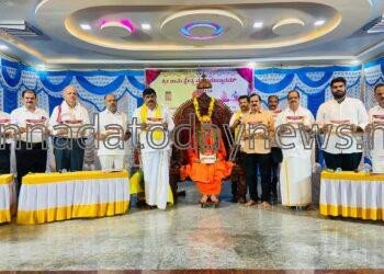 ಮಹಾಮಂಡಲೇಶ್ವರ 1008 ಸದ್ಗುರು ಶ್ರೀ ಬ್ರಹ್ಮಾನಂದ ಸರಸ್ವತಿ ಮಹಾರಾಜರ 6ನೇ ಚಾತುರ್ಮಾಸ್ಯ ವ್ರತಾಚರಣೆಯ ಆಮಂತ್ರಣ ಪತ್ರಿಕೆ ಕುಮಟಾದಲ್ಲಿ ಬಿಡುಗಡೆ