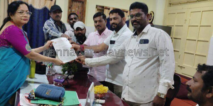 ಭಟ್ಕಳ ಸರ್ಕಾರಿ ತಾಲೂಕ ಆಸ್ಪತ್ರೆಯ  ಜನಪ್ರಿಯ ವೈದ್ಯರಾದ ಡಾ.ಲಕ್ಷ್ಮೀಶ್ ನಾಯ್ಕ ಅವರನ್ನು ವರ್ಗಾವಣೆ ಮಾಡದಂತೆ ಆಗ್ರಹಿಸಿ ಕರ್ನಾಟಕ ರಣಧೀರರ ವೇಧಿಕೆಯಿಂದ ಆರೋಗ್ಯ ಸಚಿವರಿಗೆ ಮನವಿ