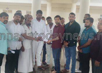 ಭಟ್ಕಳ ಸರ್ಕಾರಿ ತಾಲೂಕ ಆಸ್ಪತ್ರೆಯ ಬಡವರ ಪಾಲಿನ ದೇವತಾ ಮನುಷ್ಯ, ಜನಪ್ರಿಯ ವೈದ್ಯರಾದ ಡಾ.ಅರುಣ ಕುಮಾರ್ ಅವರನ್ನು ವರ್ಗಾವಣೆ ಮಾಡದಂತೆ ಆಗ್ರಹಿಸಿ ಭಟ್ಕಳ ಪ್ರಜ್ಞಾವಂತ ನಾಗರಿಕರ ವತಿಯಿಂದ ಜಿಲ್ಲಾಧಿಕಾರಿ ಗೆ ಮನವಿ