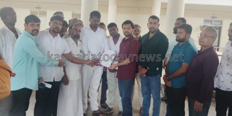 ಭಟ್ಕಳ ಸರ್ಕಾರಿ ತಾಲೂಕ ಆಸ್ಪತ್ರೆಯ ಬಡವರ ಪಾಲಿನ ದೇವತಾ ಮನುಷ್ಯ, ಜನಪ್ರಿಯ ವೈದ್ಯರಾದ ಡಾ.ಅರುಣ ಕುಮಾರ್ ಅವರನ್ನು ವರ್ಗಾವಣೆ ಮಾಡದಂತೆ ಆಗ್ರಹಿಸಿ ಭಟ್ಕಳ ಪ್ರಜ್ಞಾವಂತ ನಾಗರಿಕರ ವತಿಯಿಂದ ಜಿಲ್ಲಾಧಿಕಾರಿ ಗೆ ಮನವಿ