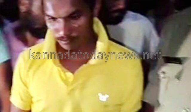 ಹೊನ್ನಾವರದಲ್ಲಿ ಮಹಿಳೆ ಸ್ನಾನ ಮಾಡುವಾಗ ಕದ್ದು ಮುಚ್ಚಿ ನೋಡುತಿದ್ದಾಗ ಸಿಕ್ಕಿ ಬಿದ್ದ ಯೊಗೇಶ ಗೌಡ