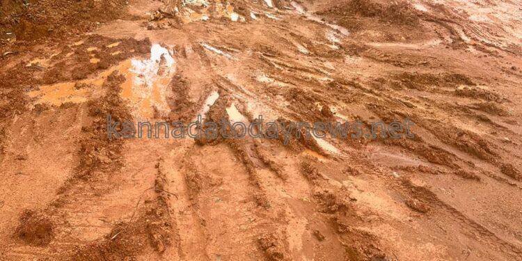 ದಾರಂದ ಕುಕ್ಕು ಕಂಜೂರು ಸಂಪರ್ಕ ರಸ್ತೆ ಕೆಸರುಮಯ, ಸಂಚಾರಕ್ಕೆ ಯೋಗ್ಯವಲ್ಲ*