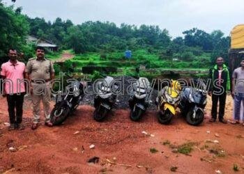 ಭಟ್ಕಳದ ಮುಂಡಳ್ಳಿ ಯ ಕಾಡಿನಲ್ಲಿ ಅವಿತು ಅಂದರ್ ಬಾಹರ್ ಇಸ್ಪೀಟ್ ಆಟ ಆಡುತ್ತಿದ್ದವರ ಮೇಲೆ ಭಟ್ಕಳ ಗ್ರಾಮೀಣ ಠಾಣೆ ಪೊಲೀಸರ ದಾಳಿ: ನಾಲ್ವರು ಅರೆಸ್ಟ್