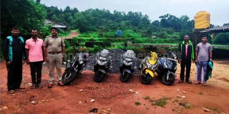 ಭಟ್ಕಳದ ಮುಂಡಳ್ಳಿ ಯ ಕಾಡಿನಲ್ಲಿ ಅವಿತು ಅಂದರ್ ಬಾಹರ್ ಇಸ್ಪೀಟ್ ಆಟ ಆಡುತ್ತಿದ್ದವರ ಮೇಲೆ ಭಟ್ಕಳ ಗ್ರಾಮೀಣ ಠಾಣೆ ಪೊಲೀಸರ ದಾಳಿ: ನಾಲ್ವರು ಅರೆಸ್ಟ್