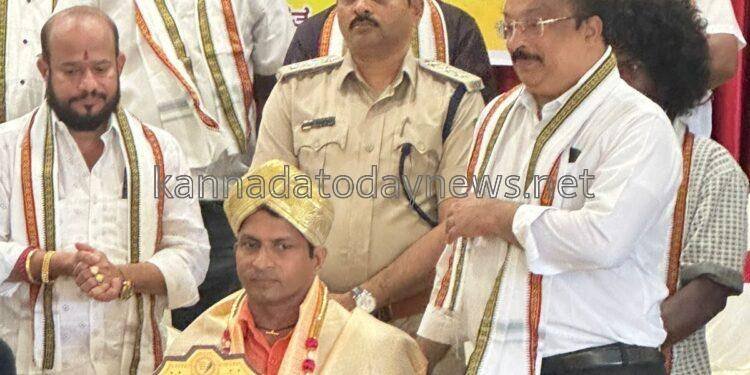 ಕರ್ನಾಟಕ ಕಾರ್ಯನಿರತ ಪತ್ರಕರ್ತರ ಧ್ವನಿ ಉಡುಪಿ ಜಿಲ್ಲಾ ಘಟಕ ವತಿಯಿಂದ ಕುಂದಾಪುರದ ತ್ರಾಸಿಯಲ್ಲಿ ನಡೆದ ಪತ್ರಿಕಾ ದಿನಾಚಾರಣೆಯ ಕಾರ್ಯಕ್ರಮದಲ್ಲಿ ಕುಂದಾಪುರದ ಹೆಮ್ಮೆಯ ಅಂತಾರಾಷ್ಟ್ರೀಯ ಪವರ್ ಲಿಫ್ಟರ ಶ್ರೀ ಸತೀಶ್ ಖಾರ್ವಿ ಅವರಿಗೆ ಸನ್ಮಾನ