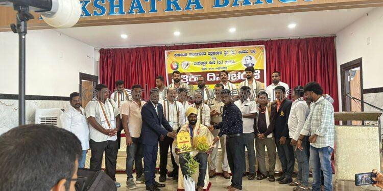 ಕರ್ನಾಟಕ ಕಾರ್ಯನಿರತ ಪತ್ರಕರ್ತರ ಧ್ವನಿ ಉಡುಪಿ ಜಿಲ್ಲಾ ಘಟಕ ವತಿಯಿಂದ ಕುಂದಾಪುರದ ತ್ರಾಸಿಯಲ್ಲಿ ನಡೆದ ಪತ್ರಿಕಾ ದಿನಾಚಾರಣೆಯ ಕಾರ್ಯಕ್ರಮದಲ್ಲಿ ಕರಾವಳಿಯ ಖ್ಯಾತ ಮುಳುಗು ತಜ್ಞ ಈಶ್ವರ್ ಮಲ್ಪೆ ಅವರಿಗೆ ಸನ್ಮಾನ