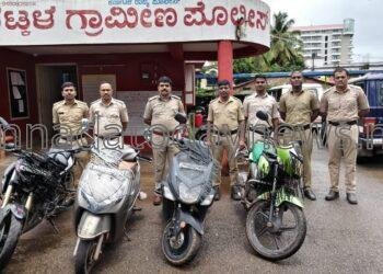 ಭಟ್ಕಳ ಮಾವಿನಕುರ್ವಾ ಬಂದರು ಪ್ರದೇಶದಲ್ಲಿ ಅಂದರ್ ಬಾಹರ್ ಇಸ್ಪೀಟ್ ಜುಗಾರಿ ಆಟ ಆಡುತ್ತಿದ್ದವರ ಮೇಲೆ ಪೊಲೀಸರ ದಾಳಿ: 8 ಮಂದಿ ಅರೆಸ್ಟ್