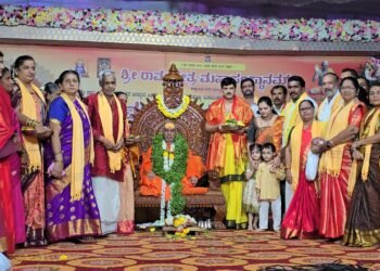 ಶ್ರೀ ಶ್ರೀ ಶ್ರೀ ಬ್ರಹ್ಮಾನಂದ ಸರಸ್ವತಿ ಸ್ವಾಮೀಜಿಯವರ ಪಾದಪೂಜೆ ನೆರವೇರಿಸಿದ ಸಾಮಾಜಿಕ ಹೋರಾಟಗಾರ ಅನಂತಮೂರ್ತಿ ಹೆಗಡೆ